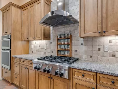 Kitchen - 33 E Saddleback Mesa, Santa Fe, NM 87508 photo 2 of 5