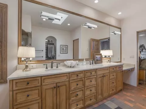 Bath - 33 E Saddleback Mesa, Santa Fe, NM 87508 photo 2 of 7