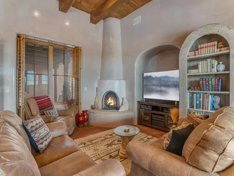 Living - 33 E Saddleback Mesa, Santa Fe, NM 87508 photo 2 of 3