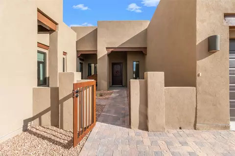 4 Delantera Ct, Santa Fe, NM 87506