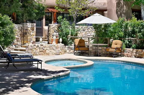 196 Circle Dr, Santa Fe, NM 87501