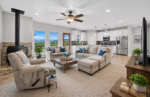 2 Lady Hawk Ln, Ojo Caliente, NM 87549