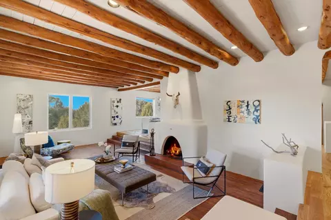 3881 Old Santa Fe Trl, Santa Fe, NM 87505