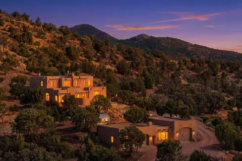 30 Camino Sanador, Santa Fe, NM 87505