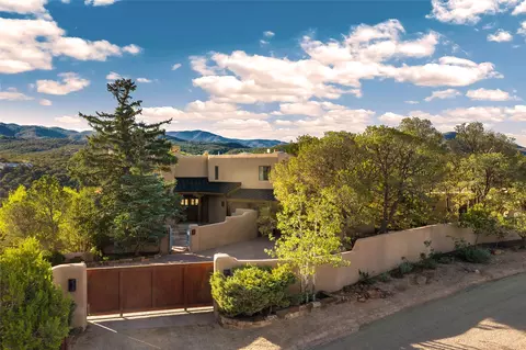 197 Circle Dr, Santa Fe, NM 87501