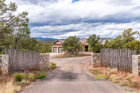 5 Pumpkin Ln, Pecos, NM 87552