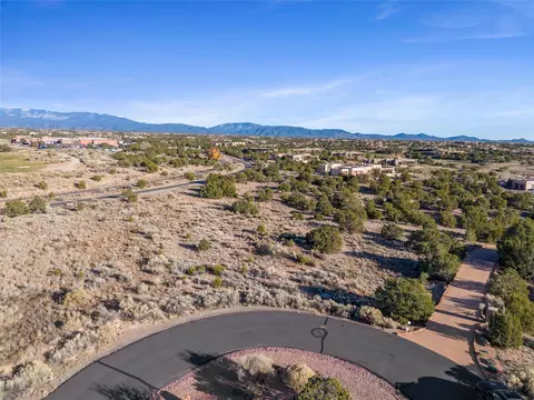 6 Peregrine Ct, Santa Fe, NM 87506