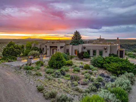 89 Riverbend Rd, Ranchos De Taos, NM 87557