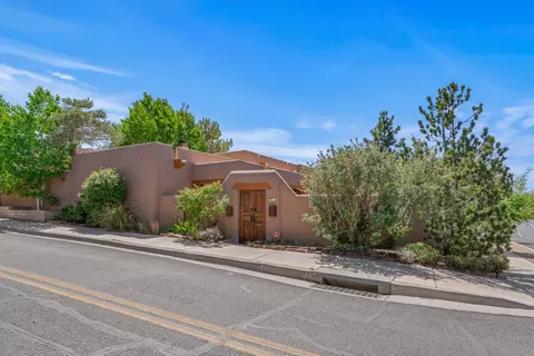 27 Centaurus Rnch, Santa Fe, NM 87507