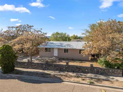 1913 E Shadowood Ln, Espanola, NM 87532