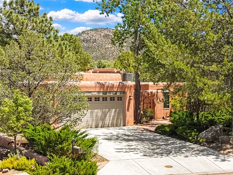 691 Callecita Jicarilla, Santa Fe, NM 87505