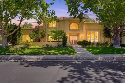 11109 Country Clb NE, Albuquerque, NM 87111