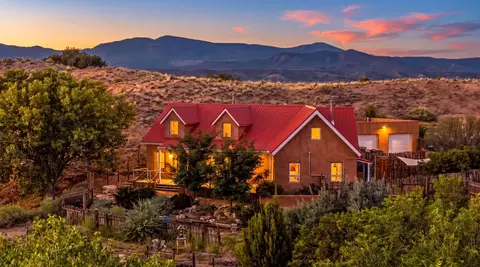 18 Lomas De La Cruz, Santa Cruz, NM 87532