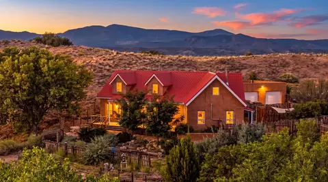18 Lomas De La Cruz, Santa Cruz, NM 87532
