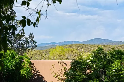 705 Calle Del Resplandor, Santa Fe, NM 87505