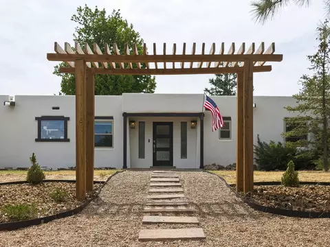 189 La Cueva, Los Alamos, NM 87544