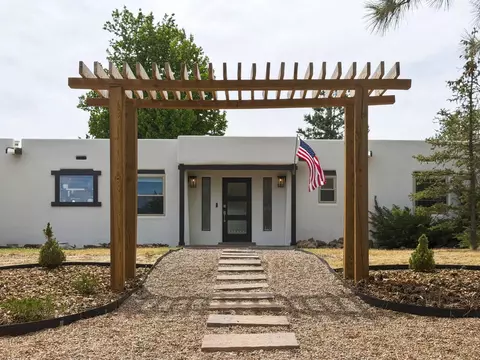 189 La Cueva, Los Alamos, NM 87544