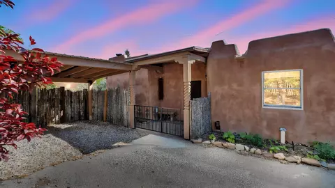 424 Apodaca Hl, Santa Fe, NM 87501