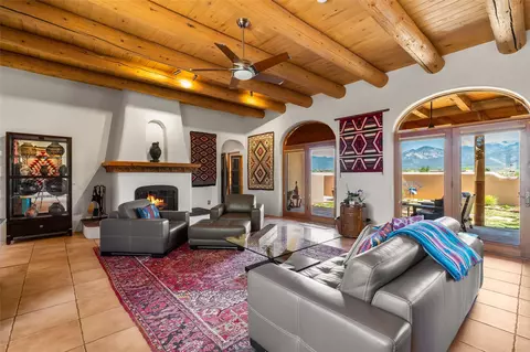 35 N Mesa Rd, El Prado, NM 87529