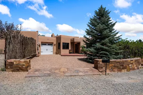 121 Del Rio Dr, Santa Fe, NM 87501