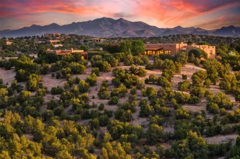 17 Vuelta Rosal, Santa Fe, NM 87506