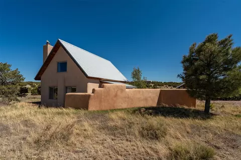 38 Old Rd, Lamy, NM 87540