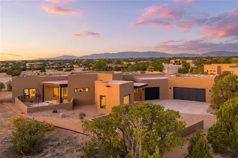 135 Paseo Aragon, Santa Fe, NM 87506