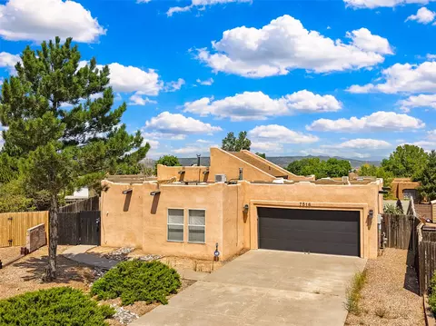 7516 Sagebrush Rd, Santa Fe, NM 87507