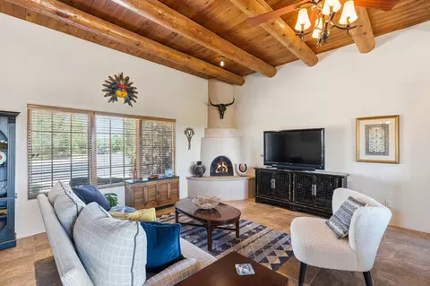 38 E Via Plaza Nueva, Santa Fe, NM 87507