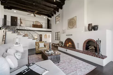 16 Toro, Santa Fe, NM 87508