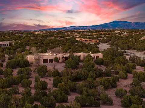 18 Daisy Cir, Santa Fe, NM 87506