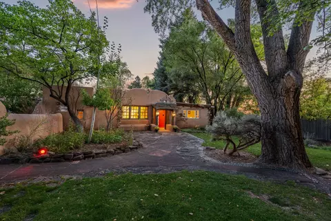 560 Piedmont, Taos, NM 87571