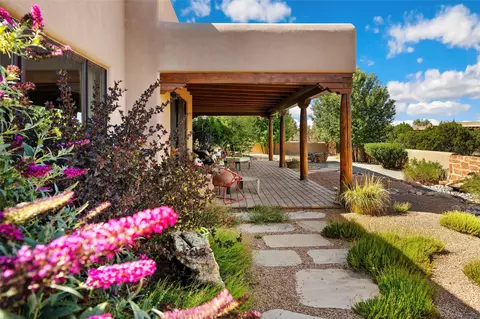 13 Sundance Cir, Santa Fe, NM 87506
