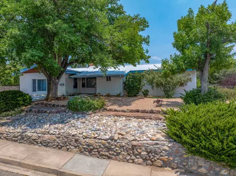 1113 S Luna Cir, Santa Fe, NM 87501