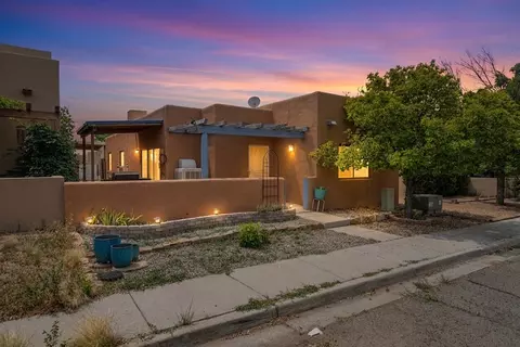 3913 Los Milagros Ave, Santa Fe, NM 87507