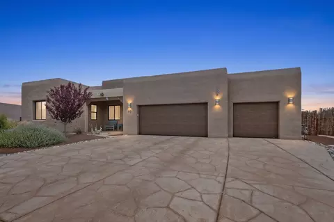 93 E Via Plaza Nueva, Santa Fe, NM 87507