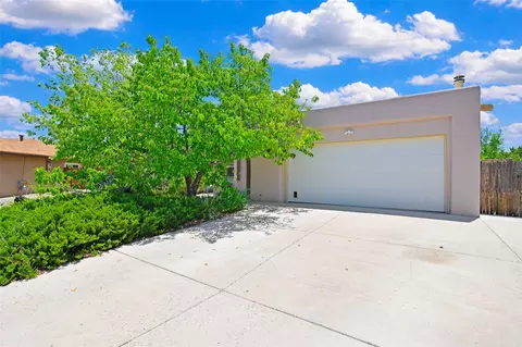 2167 Chamisos Ct, Santa Fe, NM 87505