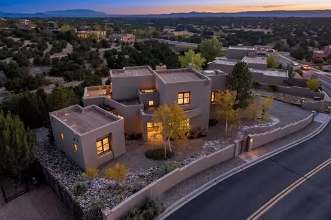 8 W Via Plaza Nueva, Santa Fe, NM 87507