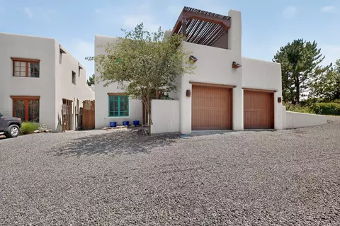 401 Apache # B, Taos, NM 87571
