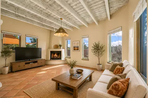 5 Sombra Ct, Santa Fe, NM 87508