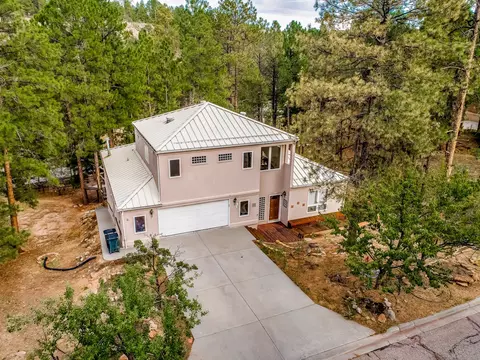 135 Maple Dr, Los Alamos, NM 87544