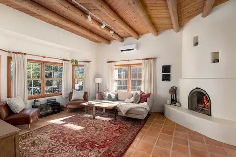 610 Caminito Del Sol, Santa Fe, NM 87505