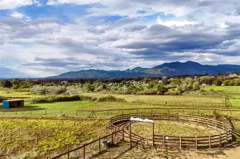 47 State Road 382, Ranchos De Taos, NM 87557