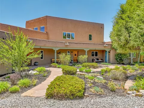 36 Mariposa Rd, Arroyo Seco, NM 87514