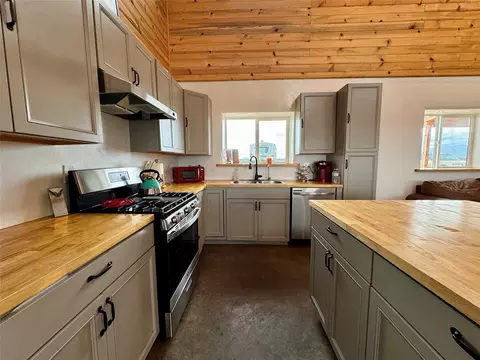 Kitchen - 14 Outlander Dr, Carson, NM 87517 photo 2 of 2