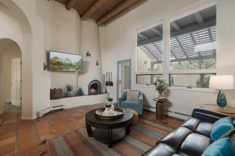 2967 Viaje Pavo Real, Santa Fe, NM 87505