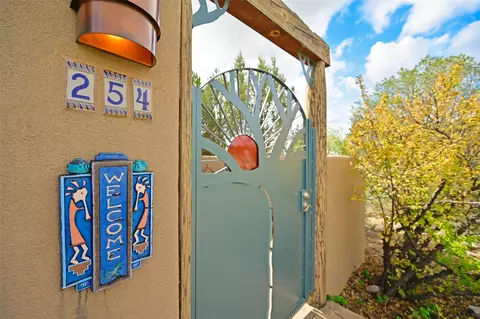 254 Loma Entrada, Santa Fe, NM 87501