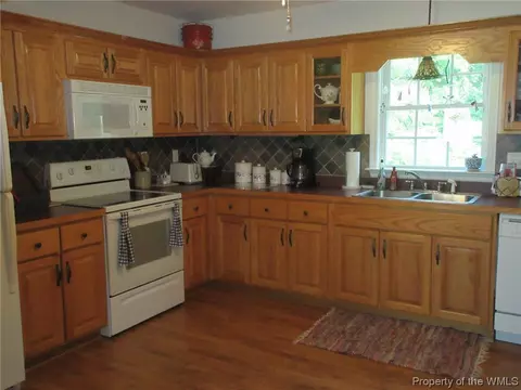 3038 The Point Dr, Lanexa, VA 23089 photo 2