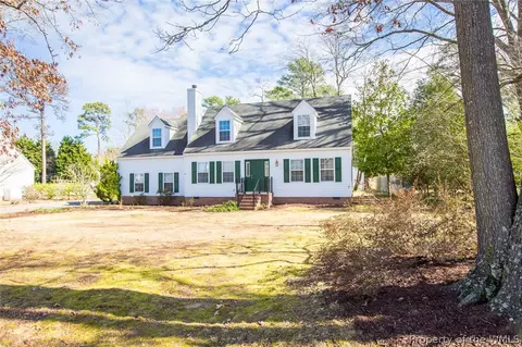 7484 Tyndall Dr, Gloucester Point, VA 23062 photo 2