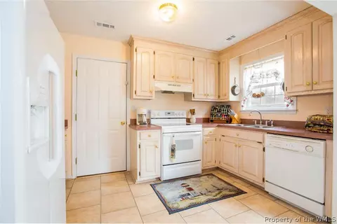 7484 Tyndall Dr, Gloucester Point, VA 23062 photo 10
